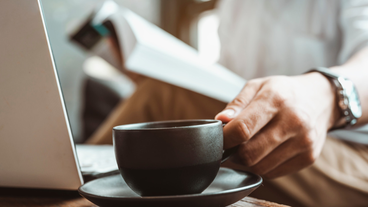 Estudo revela a que horas deve beber café para sentir melhores benefícios