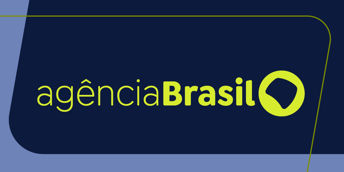 Acidente entre micro-ônibus e carreta deixa dois mortos no RJ